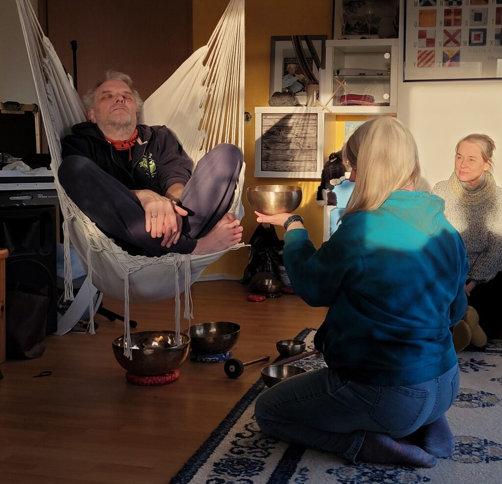 Entspannung mit Klang in der Hängeschaukel sichtbar machen
